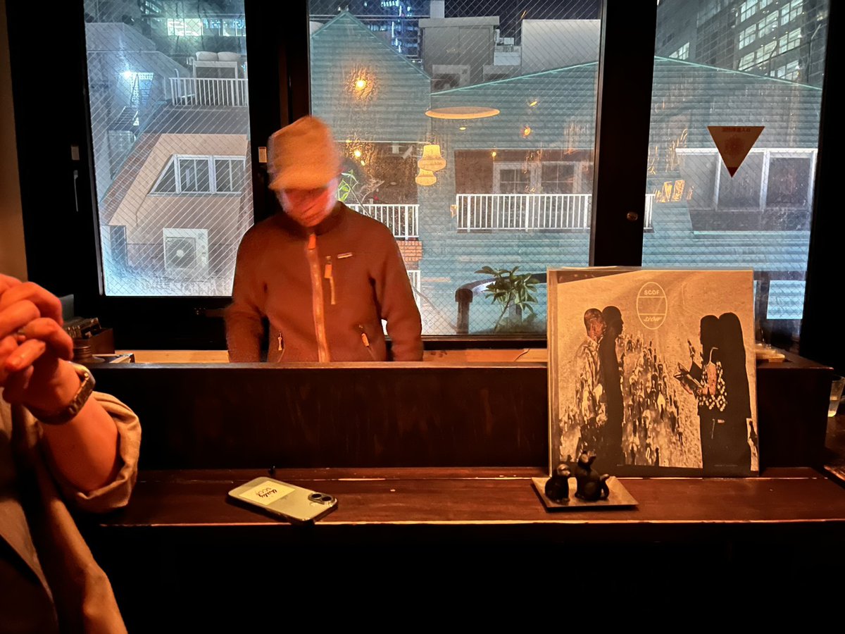 昨夜Bar Music開催「暮らしの手帖」。図らずも30年後の2月、1st AL"WONDER"をここで祝えることの幸せよ。サツキはお祝いに最高に美味しいラム酒漬ドライフルーツふんだんに乗ったアイスを戴く（嬉🍨）。今も変わらず音楽と暮らしている至福を感じた夜でした。次回は4/15（水）ぜひお越しください！