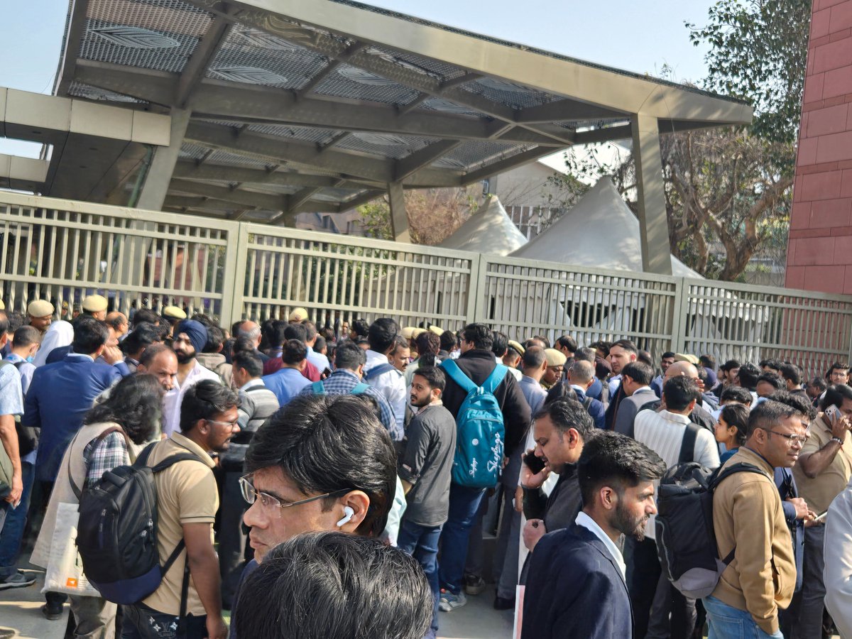 devhindocha's tweet photo. @narendramodi @PMOIndia @CMODelhi 

Chaos at Gate no 4 
Bharat mandapam https://t.co/ZLV0gIYtIS