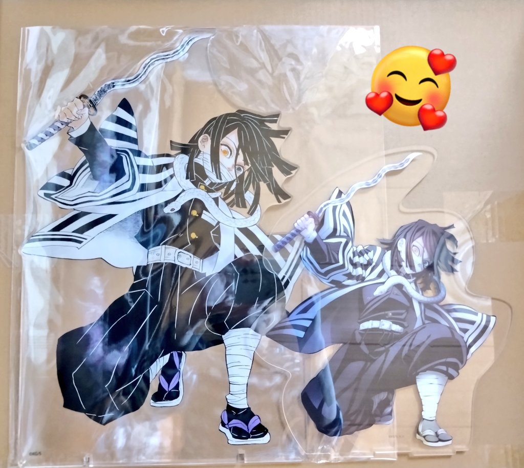 受注品のアクリルGIGA届いた😆😆
外箱も大きかったけど、本体もデカすぎる🤣🤣
名前のプレートだけでも普通のアクスタサイズ🤪
どこに置こう…場所のことを考えずに注文しちゃったから🤣
原作絵やっぱいいーー😆😆
🛸さん版もどっちも格好いい💕💕
この伊黒さんが一番好きだ！！