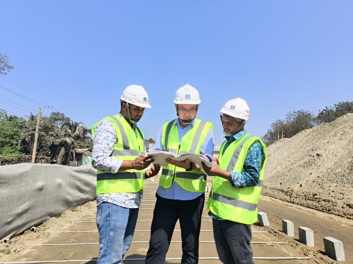 CSCECBDNEWS's tweet photo. At Bangladesh's SASEC Road Connectivity Project-II, local employee overcame language and cultural barriers with support from a Chinese mentor, strengthening both management and technical skills.
From newcomer to core technical professional, model of UWB talent development. #CSCEC https://t.co/YtBYuG7Dgj