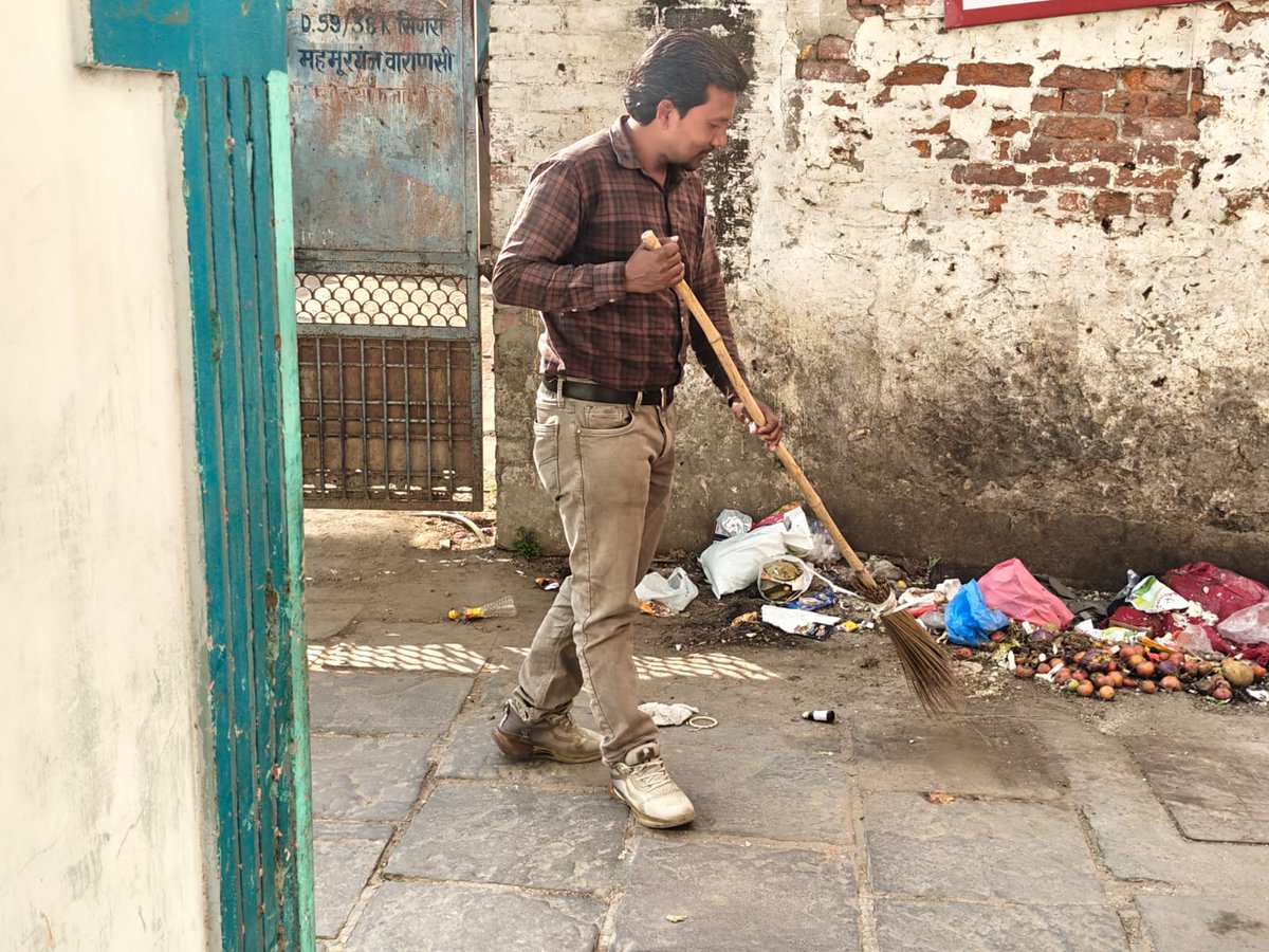 VaranasiDo's tweet photo. स्वच्छता पखवाड़ा (16-02-2026-28-02-2026) के तहत भारतीय खाद्य निगम मण्डल कार्यालय वाराणसी  में कार्यरत अधिकारियों एवं कर्मचारियों द्वारा दिनांक 18.02.2026 को कार्यालय के आसपास  सफाई अभियान चलाया गया l @FCI_India @FCI_NorthZone @FciLko https://t.co/bdfL7D3aBe