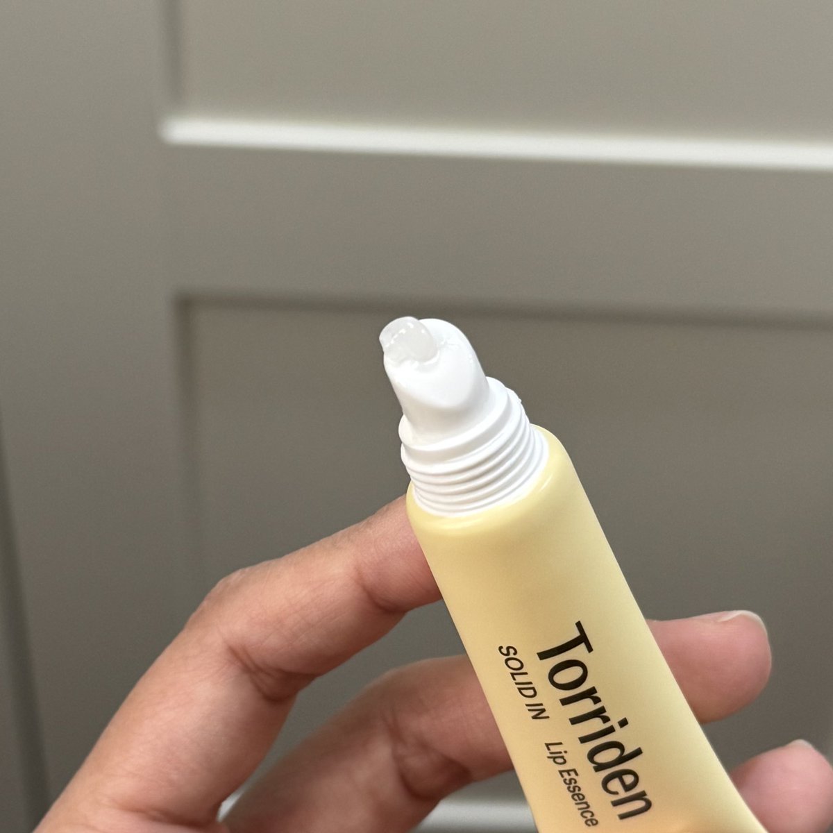 ￼Torriden Solid In Ceramide Lip Essence หลอดนี้ให้ความชุ่มชื้นดีมากๆ ช่วยฟื้นฟูปากที่แห้ง/แตก/เป็นขุย ได้ดีมากกกก ทาได้ตลอดวัน ก่อนนอนคือโบกได้เลย ปากนุ่มขึ้นมากๆตั้งแต่ใช้หลอดนี้ ปากไม่ค่อยแตกเหมือนเดิมแล้ว ราคาดีมากกกก⭐️
;s.lazada.co.th/s.Z2kmsT?cc&t=…
; s.shopee.co.th/7fUU0FpjZ0