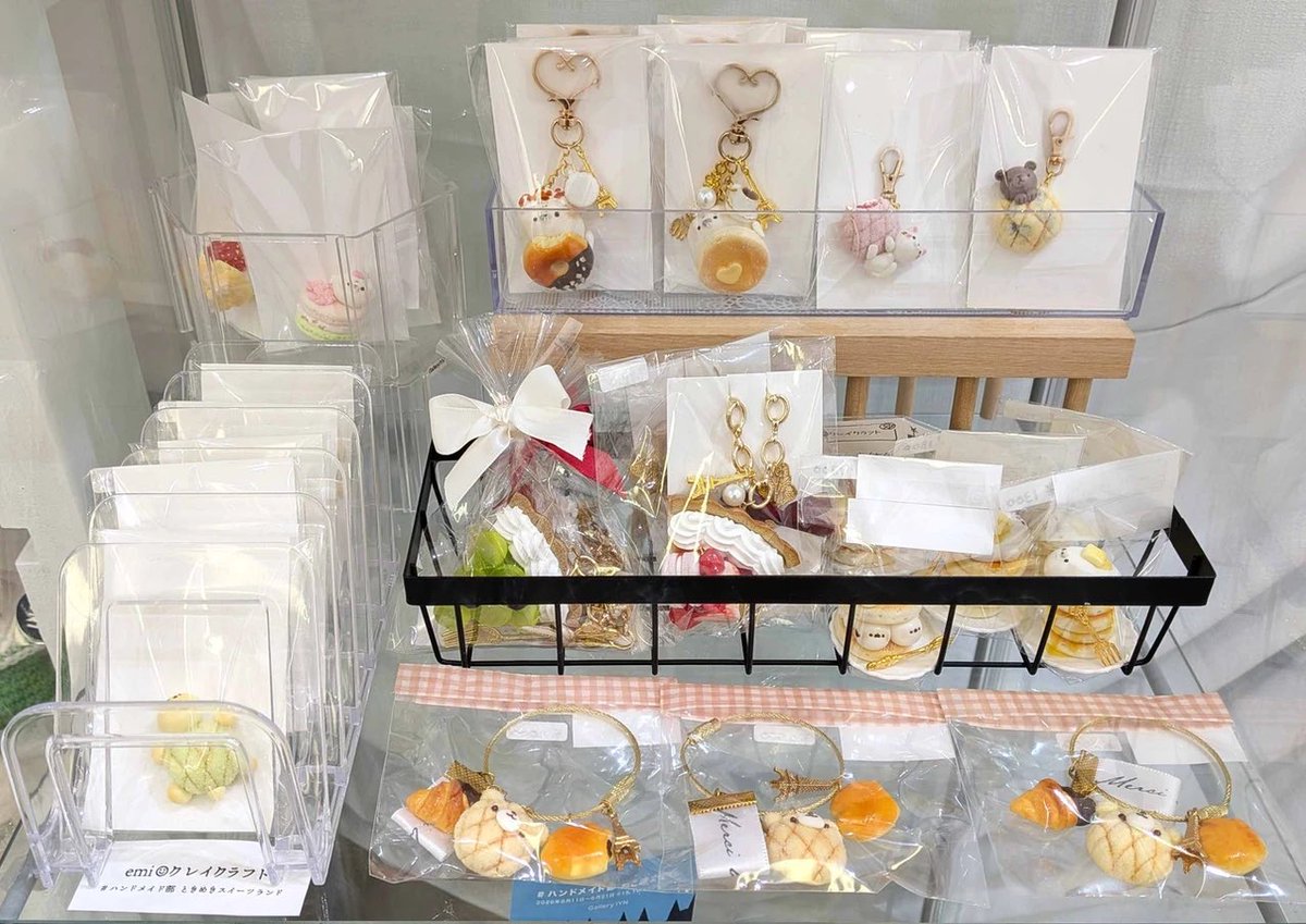 EClaycraft's tweet photo. ギャラリーIYN様で展示販売しています♡
あざらし、シマエナガ、ねこ、くまなど。
動物とスイーツと組み合わせたオリジナル作品です♡
¥800〜max¥2700

オンラインやイ��スタライブでの購入も可能です(*´꒳`*)
本日、18時半〜インスタライブあります！是非ご覧ください⭐︎

#IYN企画に参加します https://t.co/NNWUhy2kmF