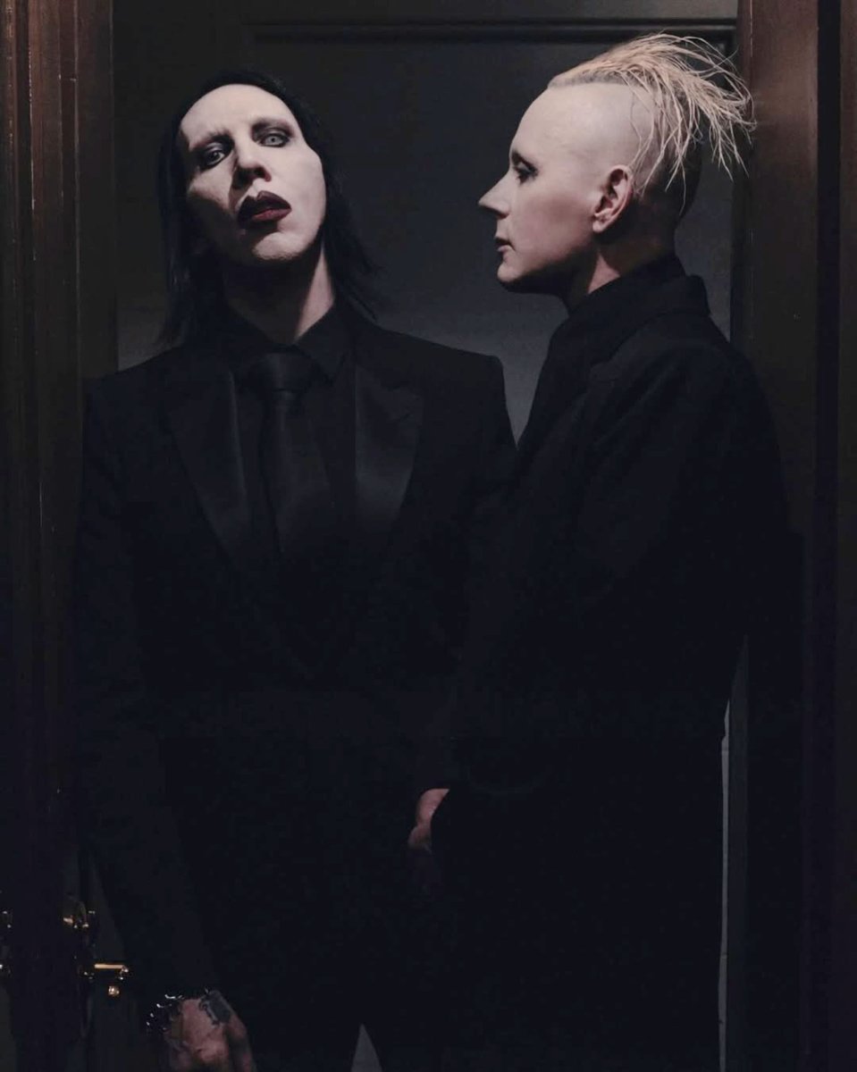 STRANGE_FREAK's tweet photo. Marilyn Manson 氏に愛用いただいております。
Tim Sköld 氏との共作は楽しみですね。
先日の写真、マンティコアのPSVも着けてくれてるように見えます。
左手は胸椎ブレス、
右手が良く見えないんですが、腰椎スリムビッグですかね。これは続報に期待!
#MarilynManson #SFDR134 https://t.co/fXBuCuNBtC