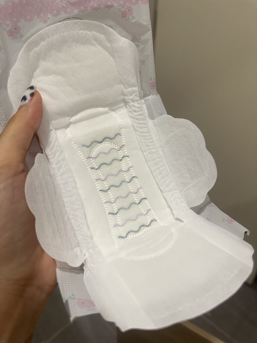 เห็นข่าวบุกโกดังผ้าอนามัยเถื่อนแล้วขนลุก
แอบเสียดายผ้าอนามัยอันนี้ดีมากแต่ไม่แมส🥲
ผิวสัมผัสนุ่มเหมือนสำลีเช็ดหน้า ไม่บาดกี ผิวแพ้ง่ายใช้ได้ กาวเหนียวแต่ไม่เหนียวจนกางเกงในขาด มีขอบป้องกันการไหลเบื้อนบริเวรข้างๆ 

ข้อเสียเดียวคือแอบหาซื้อยากหน่อย ต้องเข้าไปซื้อในห้าง