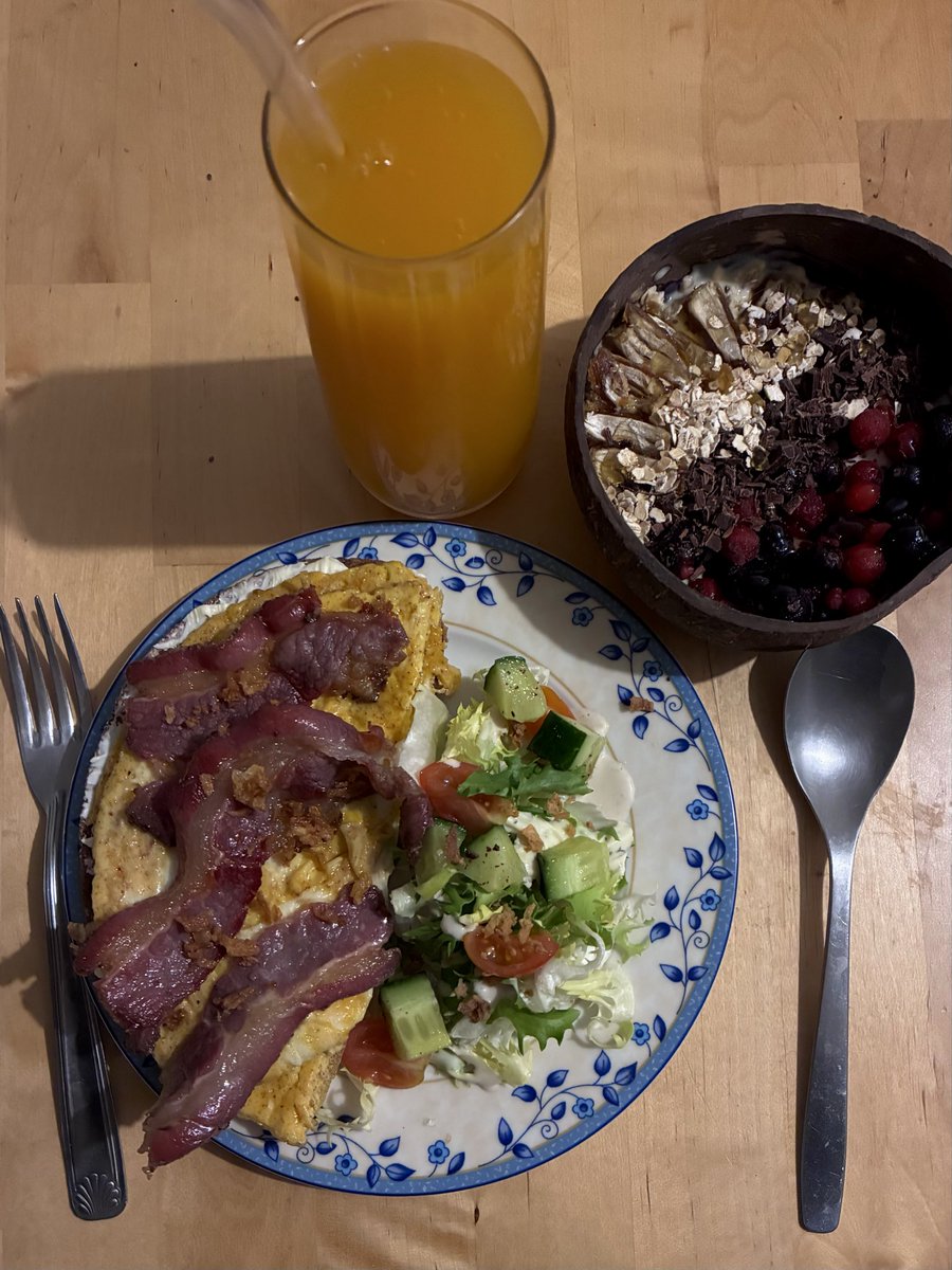 Suhor du jour 🌟

Omelette, bacon de bœuf, oignons frits
Salade tomates concombre
Bowl fruits rouges, chocolat noir, avoine, dattes sukari
Jus mangue passion