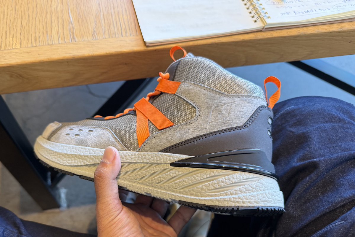 いまこのバイク用スニーカーの参考アイテムを手にしています