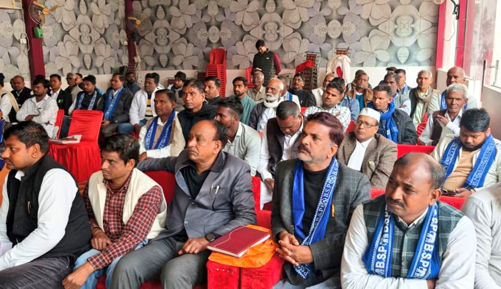 मेरे गांव में 40% से अधिक लोगों ने 2017 के बाद वोट ही नही डाला,उनमें उत्साह नही था,

परन्तु पिछले 3 महीने से लोगों में गजब का उत्साह है,

गांव के सबसे बुजुर्ग लल्लन चाचा मीटिंग में चारपाई पर लेटकर गए और कहा "जिंदा रहेन तो लै चलेव,अबकी बहनजी का मुख्यमंत्री बनाय के दुनिया छोड़ब"