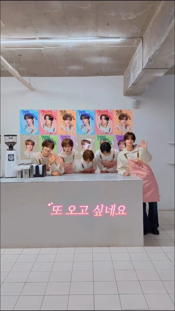 친근한직원 2명 공손한직원 2명 맨오른쪽분은뭐지