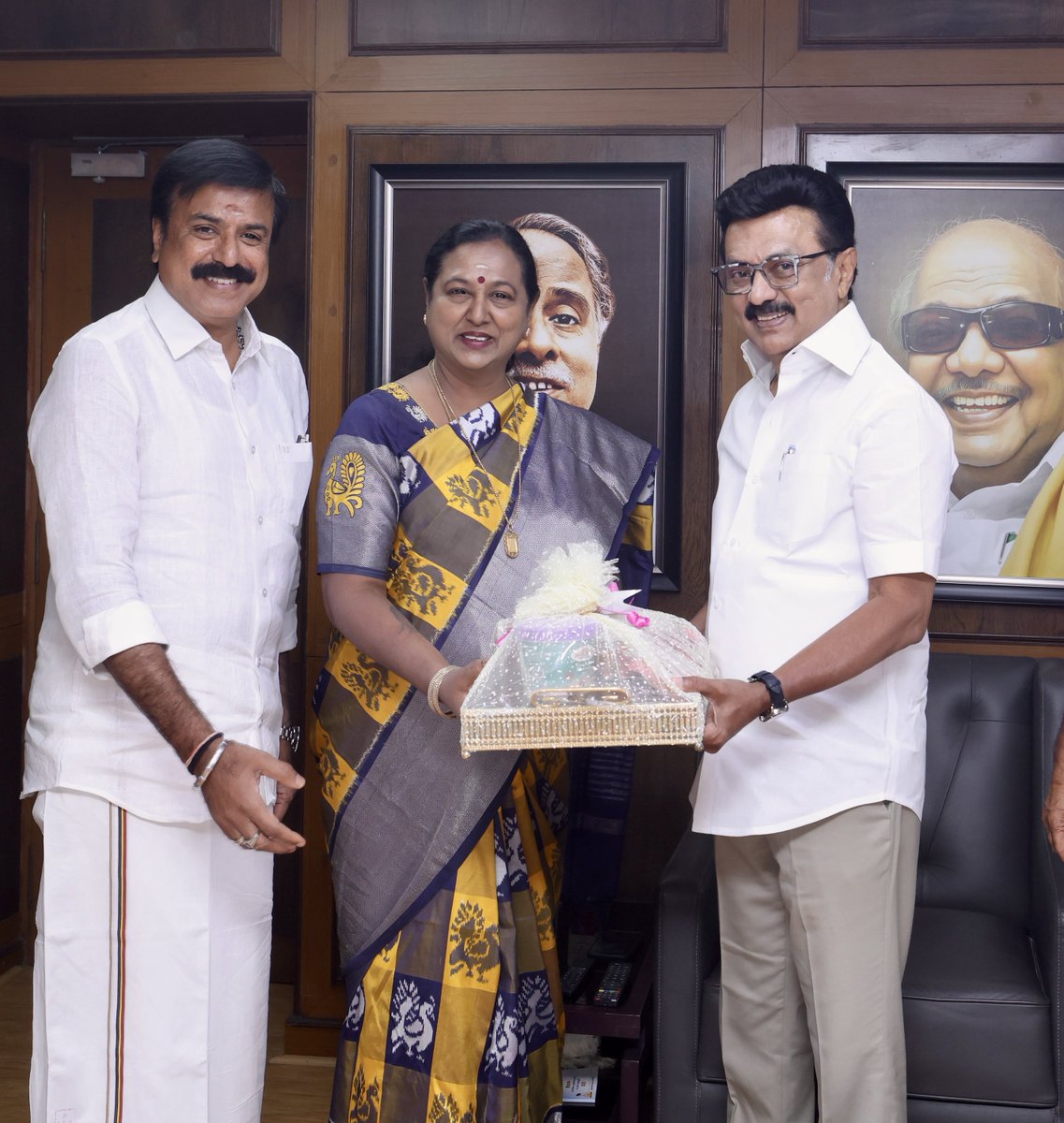 mkstalin's tweet image. முத்தமிழறிஞர் தலைவர் கலைஞர் மேல் மாறாத அன்பு கொண்டவரும், எனது அன்பு நண்பருமான ‘கேப்டன்’ விஜயகாந்த் அவர்கள் உருவாக்கிய தேசிய முற்போக்கு திராவிட கழகம், இன்று மதச்சார்பற்ற முற்போக்குக் கூட்டணியில் இணைந்திருப்பது பெருமகிழ்ச்சி அளிக்கிறது!

சகோதரர் கேப்டன் உருவாக்கிய இயக்கத்தைத்