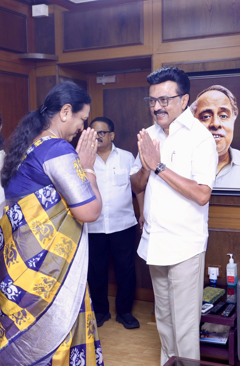 mkstalin's tweet image. முத்தமிழறிஞர் தலைவர் கலைஞர் மேல் மாறாத அன்பு கொண்டவரும், எனது அன்பு நண்பருமான ‘கேப்டன்’ விஜயகாந்த் அவர்கள் உருவாக்கிய தேசிய முற்போக்கு திராவிட கழகம், இன்று மதச்சார்பற்ற முற்போக்குக் கூட்டணியில் இணைந்திருப்பது பெருமகிழ்ச்சி அளிக்கிறது!

சகோதரர் கேப்டன் உருவாக்கிய இயக்கத்தைத்