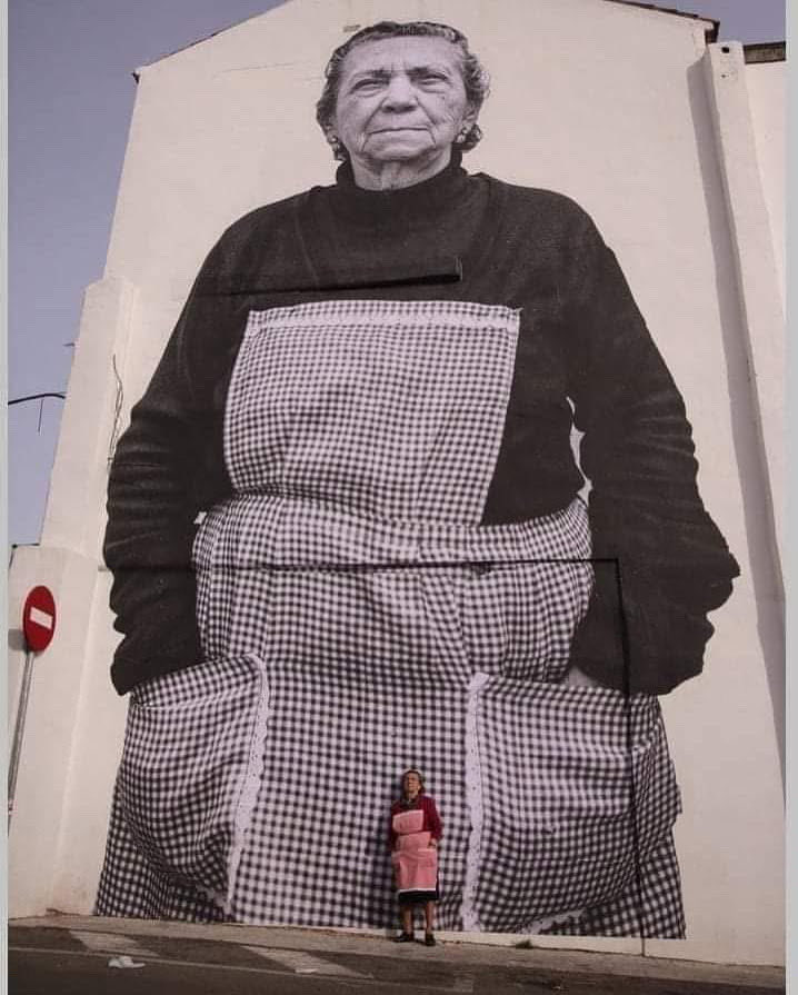 Sobre economía doméstica y familiar hay que escribir sobre el primer propósito del delantal de la abuela, que era proteger la ropa debajo, pero además  sirvió como un guante para sacar la bandeja del horno, secaba las lágrimas de los niños y, en ocasiones, limpiaba sus caras