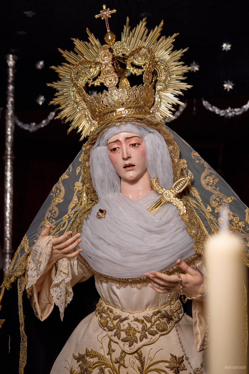 JPulgarSalgado's tweet photo. La Víspera que mejor lo hace. Con trabajo constante, poco a poco y conjugando ingenio y buen gusto.
Se une a este cóctel el enorme talento de Miguel Carrasco para vestir a la Madre de Dios y es imposible que lo salga algo de este calibre.
La colocación del tul es magistral. https://t.co/8K8QxMvo6c