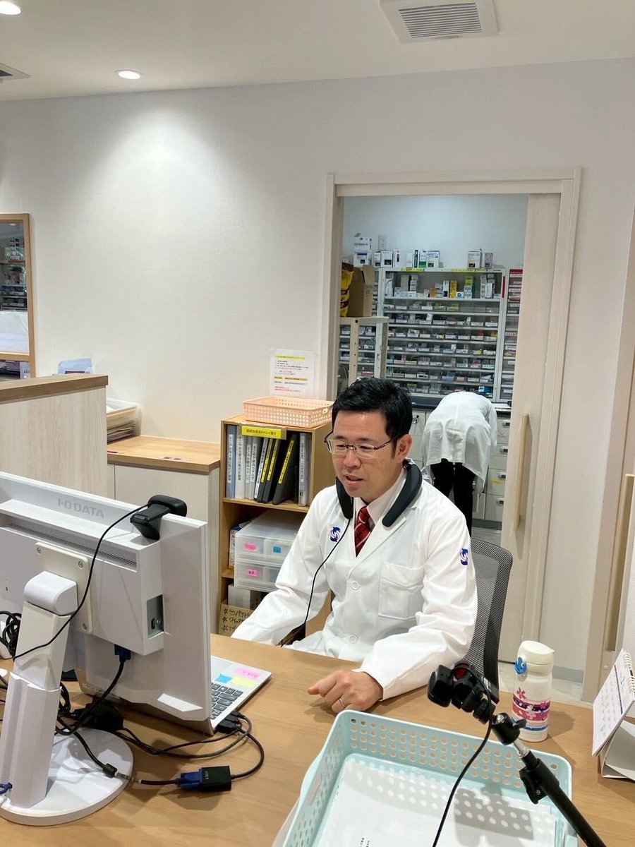 本日はすこやか薬局グループを
訪問しました。

久しぶりに白衣に袖を通し、
離島医療の現場の声を直接伺いました。

すこやか薬局グループは県内40店舗
以上あり、南大東島や与那国島へも
オンラインで服薬指導を届けています。

地域医療を守る皆さんの想いを、
これからの沖縄の医療政策に