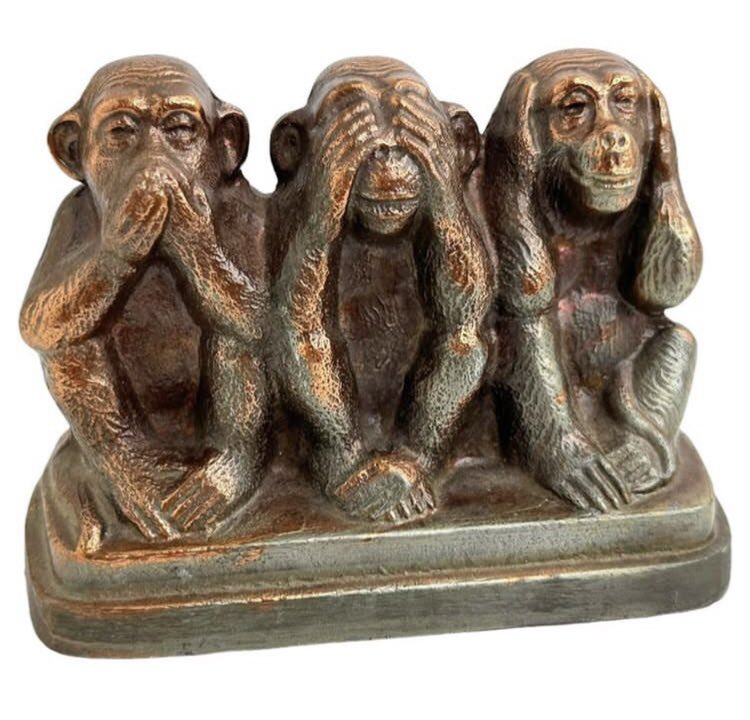 Otro bulo que le joden a los madridistas.

Montaron en cólera por la imagen que subió el Benfica antes del partido, diciendo que los monos de la correa eran un insulto racista. Resulta que es la celebración del jugador.

PD: Asociar los icónicos tres monos con racismo, ES RACISTA