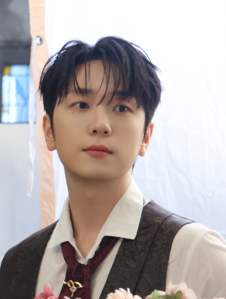 진짜 유독 에뛰드에서 짱 청초하심

아니근데이얼굴로난더이상사랑을믿지않는다고한다니까......(중복트윗이에요고만좀)