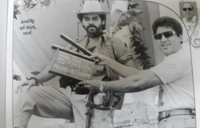 SkydreamMedia's tweet image. Tollywood Blockbuster Files : #Bobbiliraja
#Venkatesh ని మాస్ హీరోగా, సూపర్ స్టార్‌గా తీర్చిదిద్దాలనే పట్టుదలతో D. Suresh బాబు మొదటిసారి తన బ్యానర్‌లో పూర్తి బాధ్యతలు తీసుకుని, “వెంకటేష్ బాబు కోసం ఒక మాంచి మాస్ మసాలా కథ రెడీ చేయండి” అని Paruchuri Brothers కి చెప్పారు.

అప్పటికే