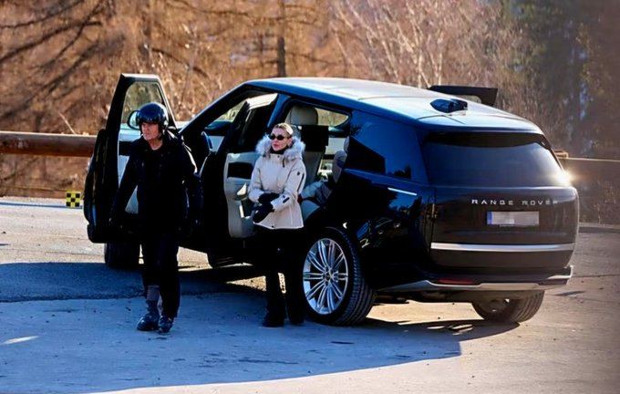 "Premier milioner , córeczka też nie biedna ale łańcuchy na koła do prywatnego samochodu za 5600 zł kupuje im SOP za państwowe pieniądze.
Prawda jest taka, że dziadem był i dziadem pozostał."
za Zbigniew Grabski