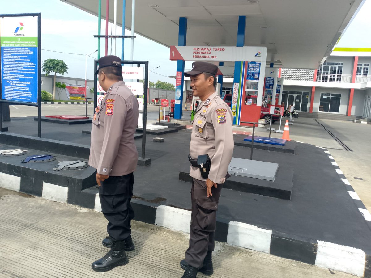 DirmanDirm97435's tweet photo. Unit Samapta Polsek Bantul melaksanakan patroli dialogis dan R4, Kamis (19/02/2026), menyasar perbankan, sekolah, dan SPBU guna menciptakan rasa aman dan mencegah kriminalitas.
#PolsekBantul #Patroli #Samapta #Harkamtibmas https://t.co/Bmb010NoZp