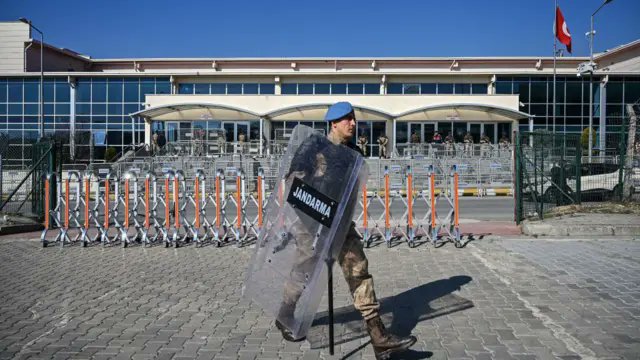 🔴İmamoğlu'nun VIP TUTUKLUĞU'na son verildi!
Cezaevini konforlu şekilde bir nevi ''Siyasi Türbe''ye çeviren İmamoğlu'nun diğer tutuklular gibi sınırlandırılması nihayet gerçekleştirildi.
Adalet Bakanlığının aldığı yasal tedbirlerle bundan böyle Silivri Cezaevi ''yol geçen hanı''