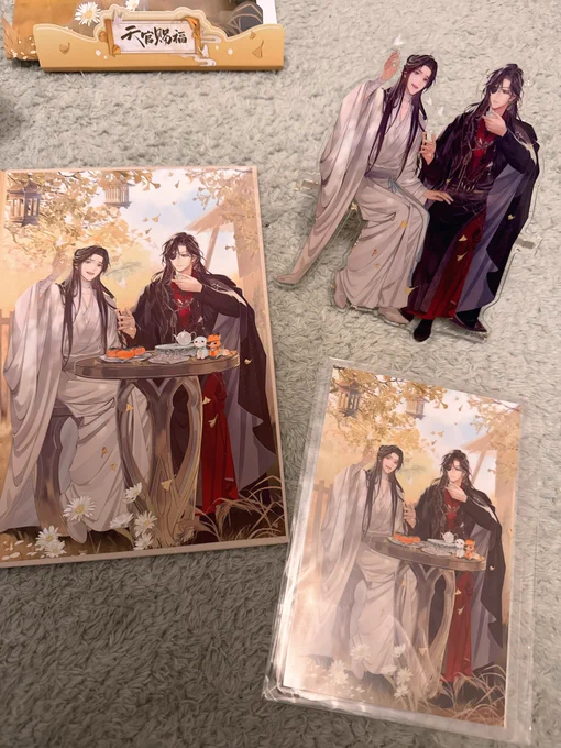 あと花怜の春節アクスタも届いたんだけど、アクスタの最適解はこれですね…座れるんよ…花怜がどこにでも! アクスタだと殿下も花花の太ももさわさわしてるのが見えますアクリルも金箔入りでファビュラス