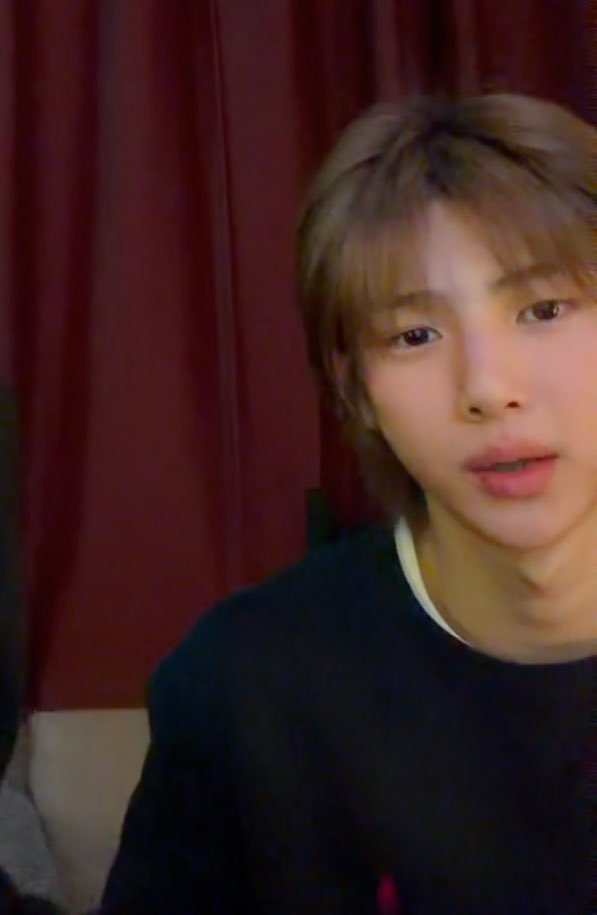 eomical's tweet image. hide those scissors omg