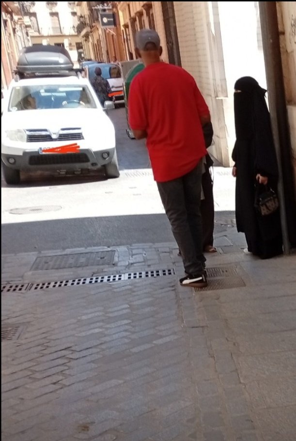 Esta foto la hice en agosto en mi pueblo (casi 40° había). Y si tú aquí ves libertad y progreso, solo puede ser por tres motivos:
1. Eres un puto enfermo.
2. Eres un hijo de la gran puta.
3. Eres un puto enfermo hijo de la gran puta.