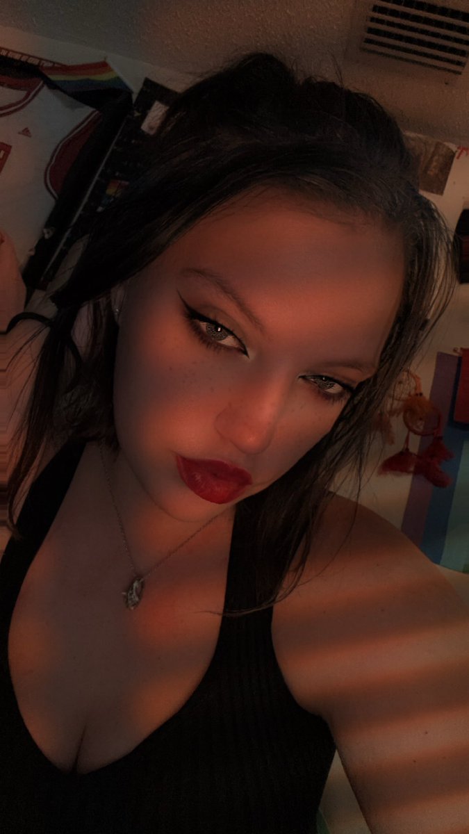 Emmaof25's tweet photo. I’m so sick of scammers popping up in my dms for nothing if you want to send me money just send it and go away ain’t no one looking for conversation or none of that 😘 https://t.co/DCIHcQbjJc