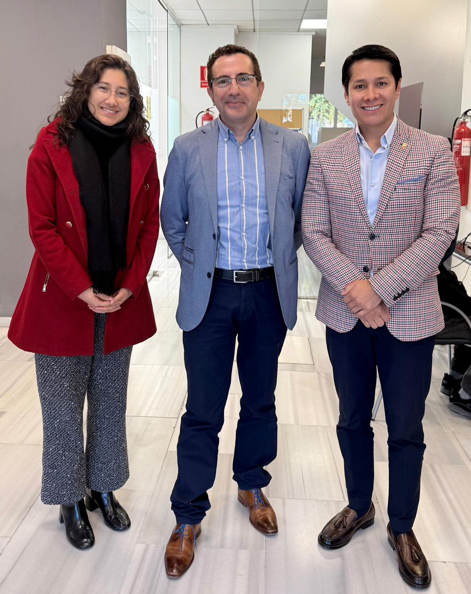 📍Productivo encuentro con Emilio Martínez, Director del Banco Pichincha España, sede Murcia. 

Intercambiamos ideas sobre iniciativas orientadas al fortalecimiento de las habilidades financieras a través de servicios y herramientas especializadas dirigidas a nuestra comunidad🇪🇨