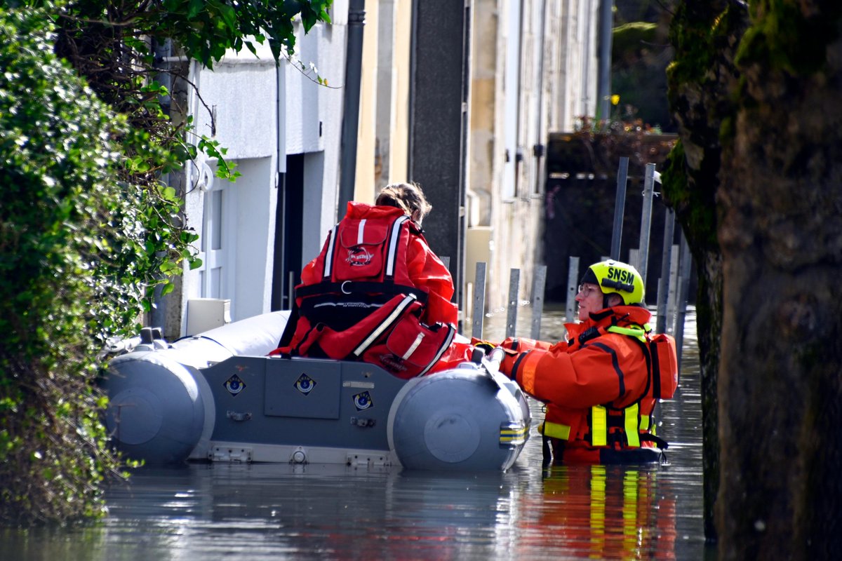 🚨 Les #SauveteursenMer sont mobilisés en renfort lors des #inondations inédites &amp; historiques qui touchent la France 🆘 Ici, 3 sauveteurs de la station #SNSM La Tremblade arrivés en renfort hier dans la ville de Saintes pour porter #secours aux habitants 📍
📸 Thierry Lèques