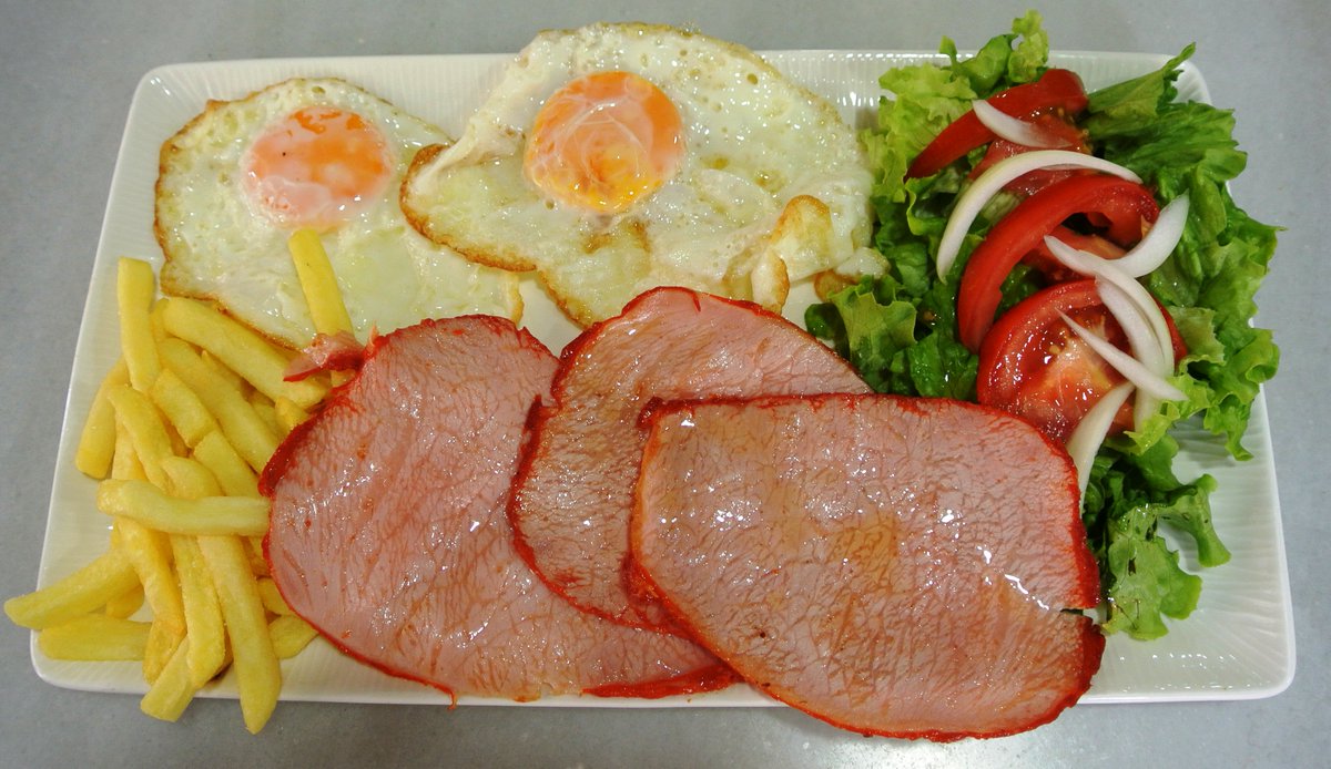 ¿Sabías que en La Botica Indiana de la Plaza Mayor de #Gijón tenemos servicio de cocina diario hasta las 16:00 horas?
📲 Consulta nuestra carta escaneando el código QR que encontrarás en las mesas del local.
📷 Uno de nuestros platos combinados.