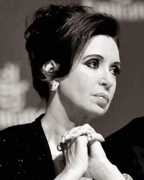 Feliz cumple Cristina!
Caldera fragorosa radiante y pasional
Indómita y genial, sublime y fulgurosa
tripera de Tolosa
Tu magia y tu calor , idílica mujer
No verán nacer en tiempos venideros
joya preciada mejor, ni en lejanos días
alguien de tu estatura, morocha de la patria mía