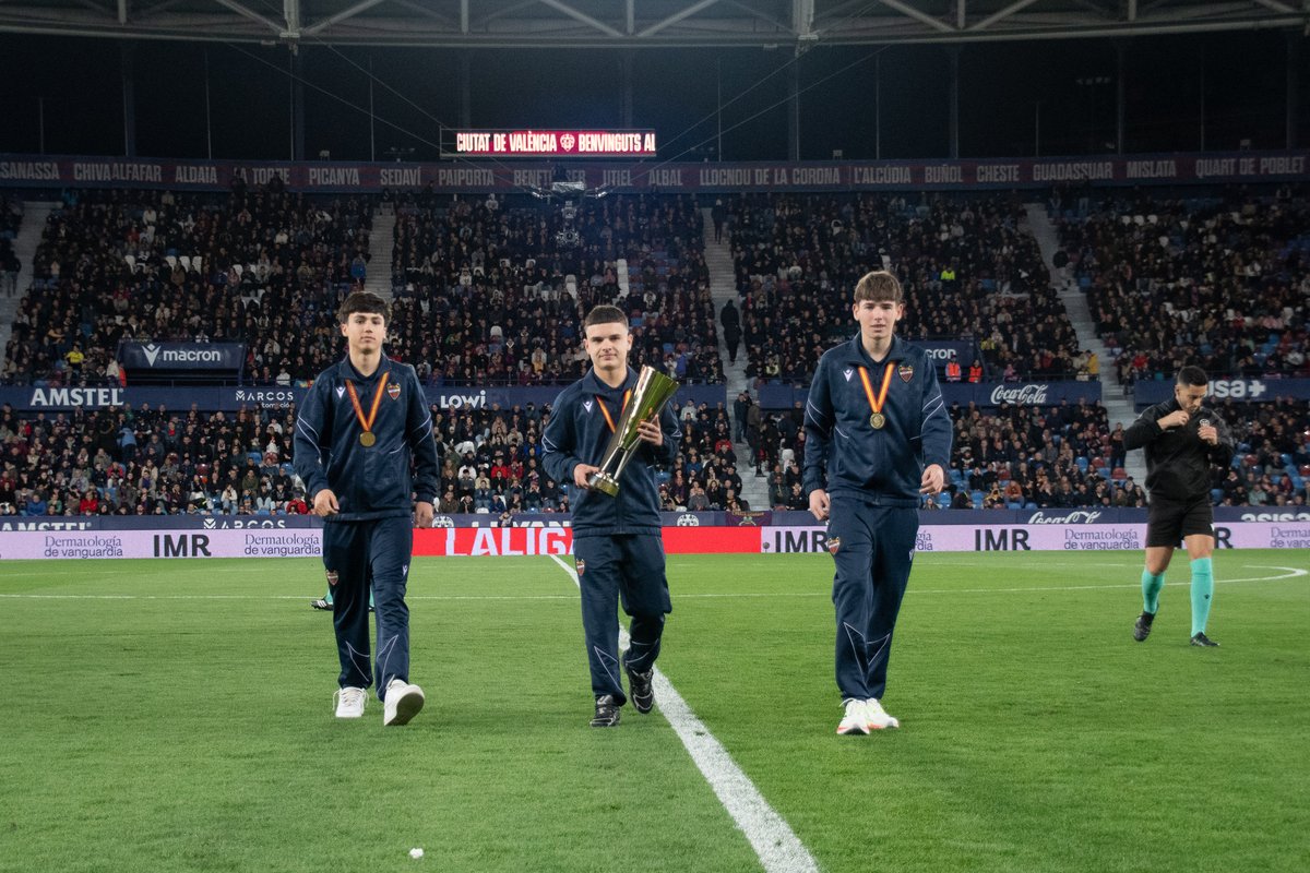 🔛⚽ Diego Moyano, Alberto Barrés y Erik Javaloyas realizaron el saque de honor del #LevanteUDVillarreal tras proclamarse Campeones de España con la <a href="/FFCV_info/">FFCV</a> Sub-14.

👏🙌 Los jugadores de la #CanteraGranota recibieron el reconocimiento de su afición.

#OrgullGranota 🐸