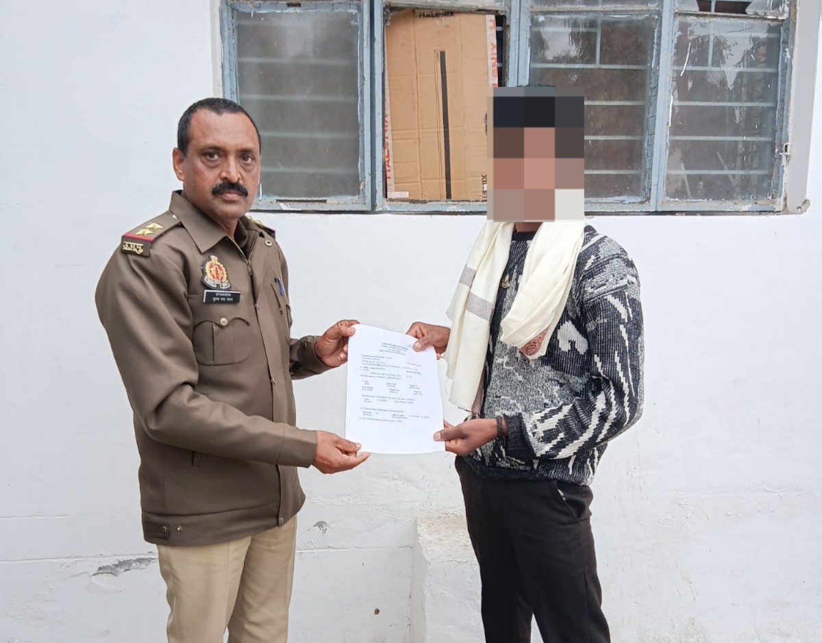 #baghpatpolice
पुलिस अधीक्षक बागपत के निर्देशन में जनपद बागपत के समस्त थानों पर अभियोग पंजीकृत होने के पश्चात्, "ऑपरेशन एफ.आई.आर. आपके द्वार" के अन्तर्गत वादी को बीट अधिकारी द्वारा एफआईआर की प्रति सीधे उनके घर पहुंचकर प्रदान की जा रही है। इस सेवा के तहत वादी को थाने आने की