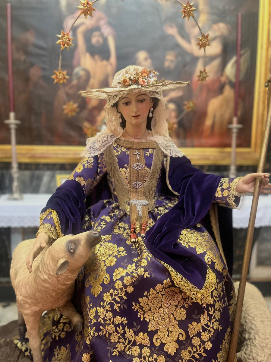 En el día de ayer se peocedió al cambio de ajuar de la Divina Pastora de las Almas para el tiempo cuaresmal.