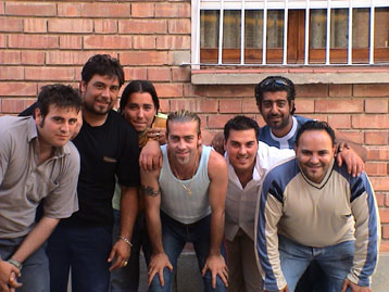 Por favor. Los 2000 rumanos que votaron en las primarias de 2017 por Pedro Sánchez se merecen un monumento.
Nos han traído una de las épocas de mayor esplendor a nuestro país.
Viva Rumanía.