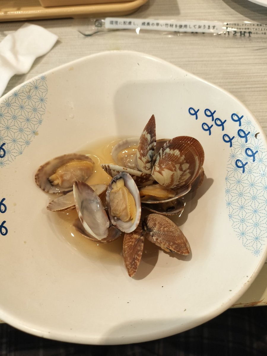 harun375's tweet photo. なんか少なくなった？
数えたら8個しか入ってなかった。
税込297円。
#はま寿司 
#あさりの酒蒸し https://t.co/qKIi64fjrL