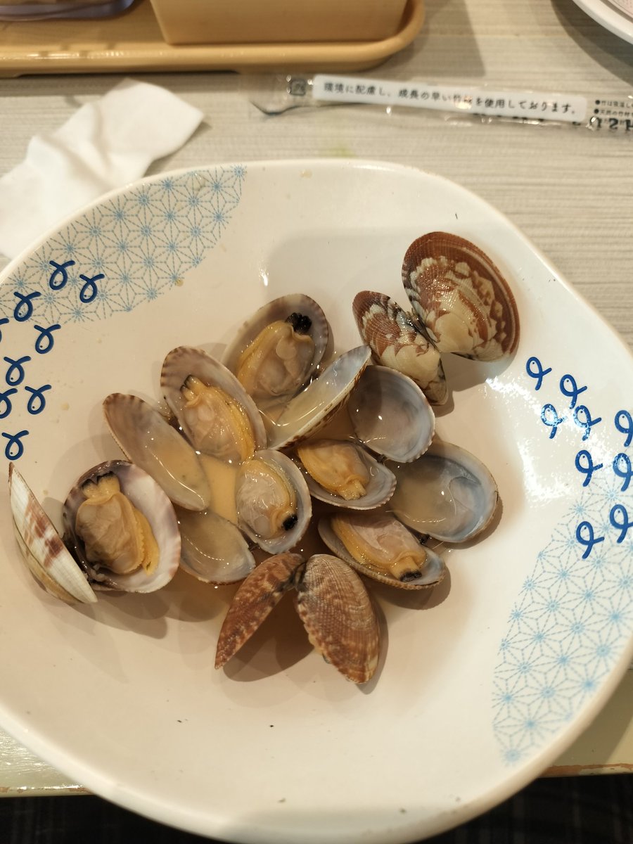 harun375's tweet photo. なんか少なくなった？
数えたら8個しか入ってなかった。
税込297円。
#はま寿司 
#あさりの酒蒸し https://t.co/qKIi64fjrL