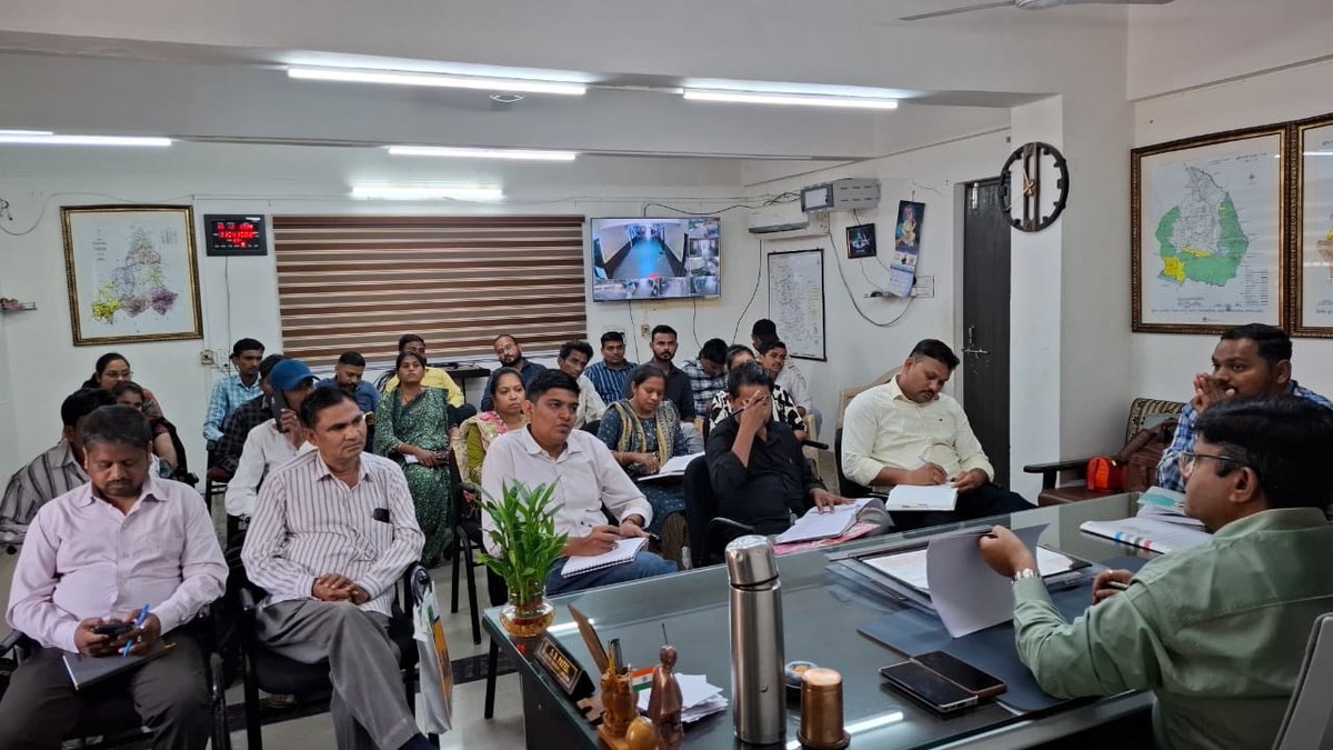 તલાટી કમ મંત્રીશ્રીઓની  માસિક મિટીંગ યોજવામાં આવી.જેમાં વિવિઘ  મુદાઓની ચર્ચા કરવામાં આવી તથા યોગ્ય સુચનો કરવામાં આવ્યા.
#codahod #office_sdm #GujDah #Deo_dahod @codahod <a href="/office_sdm/">SDM DevgadhBaria & ERO-134</a> <a href="/CollectorDahod/">Collector Dahod</a> @Deo_dahod