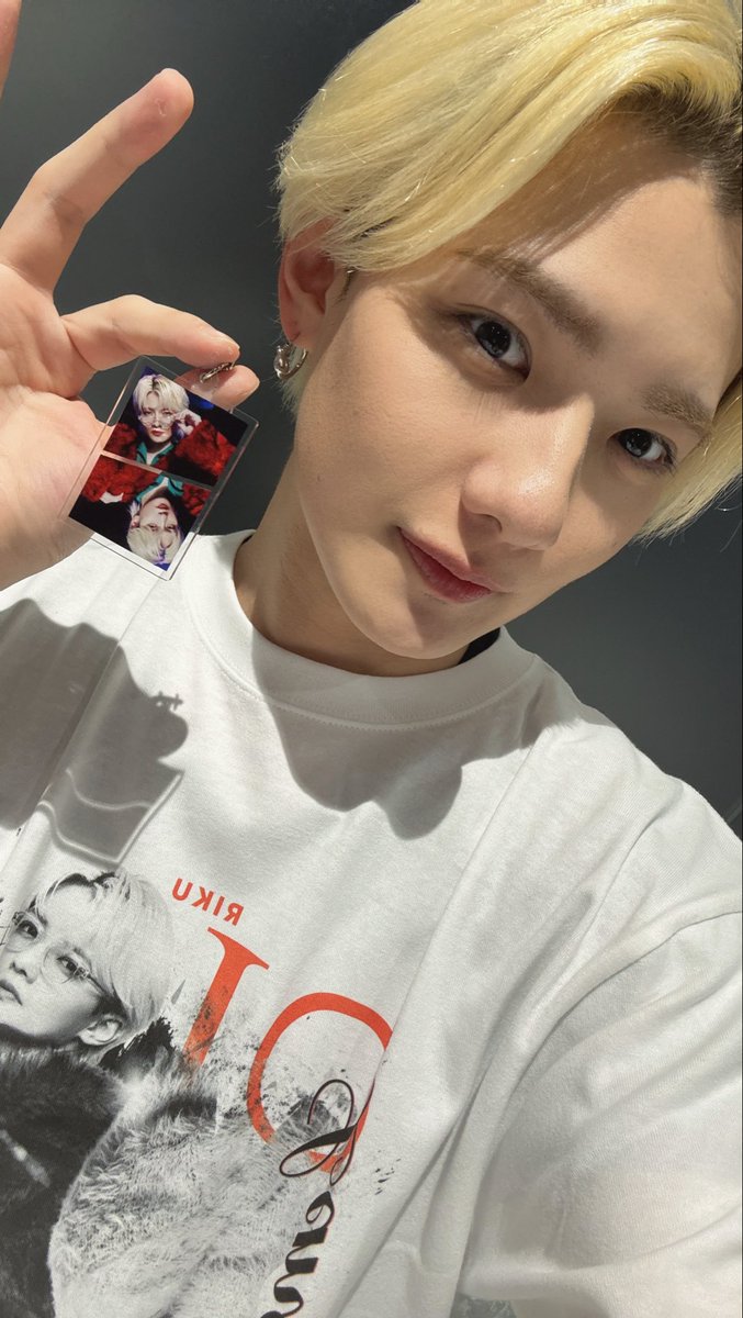 サイン沢山書いてきた〜！ 生写真も当日お楽しみに^ ^