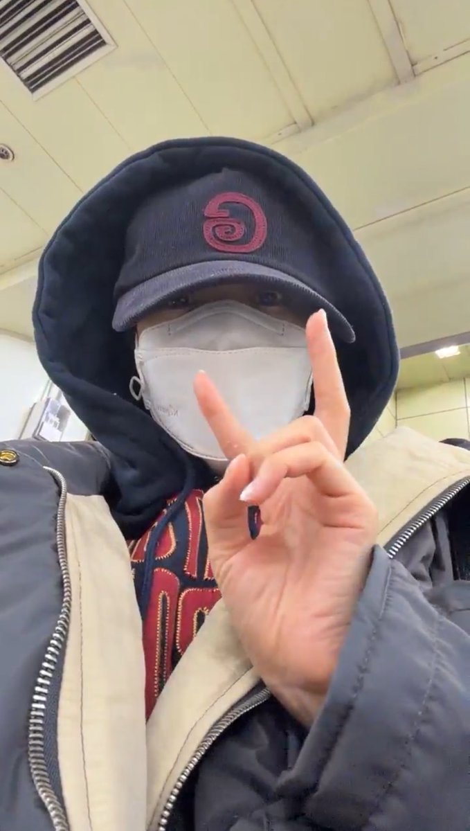 지하철 라이브 보고싶다고 하니까 무슨 선생님몰래맛동산먹기게임마냥 눈치보면서 인사하고 브이하고.. 개웃겨 내향인이 왜이리 무리햇지 ㅜ