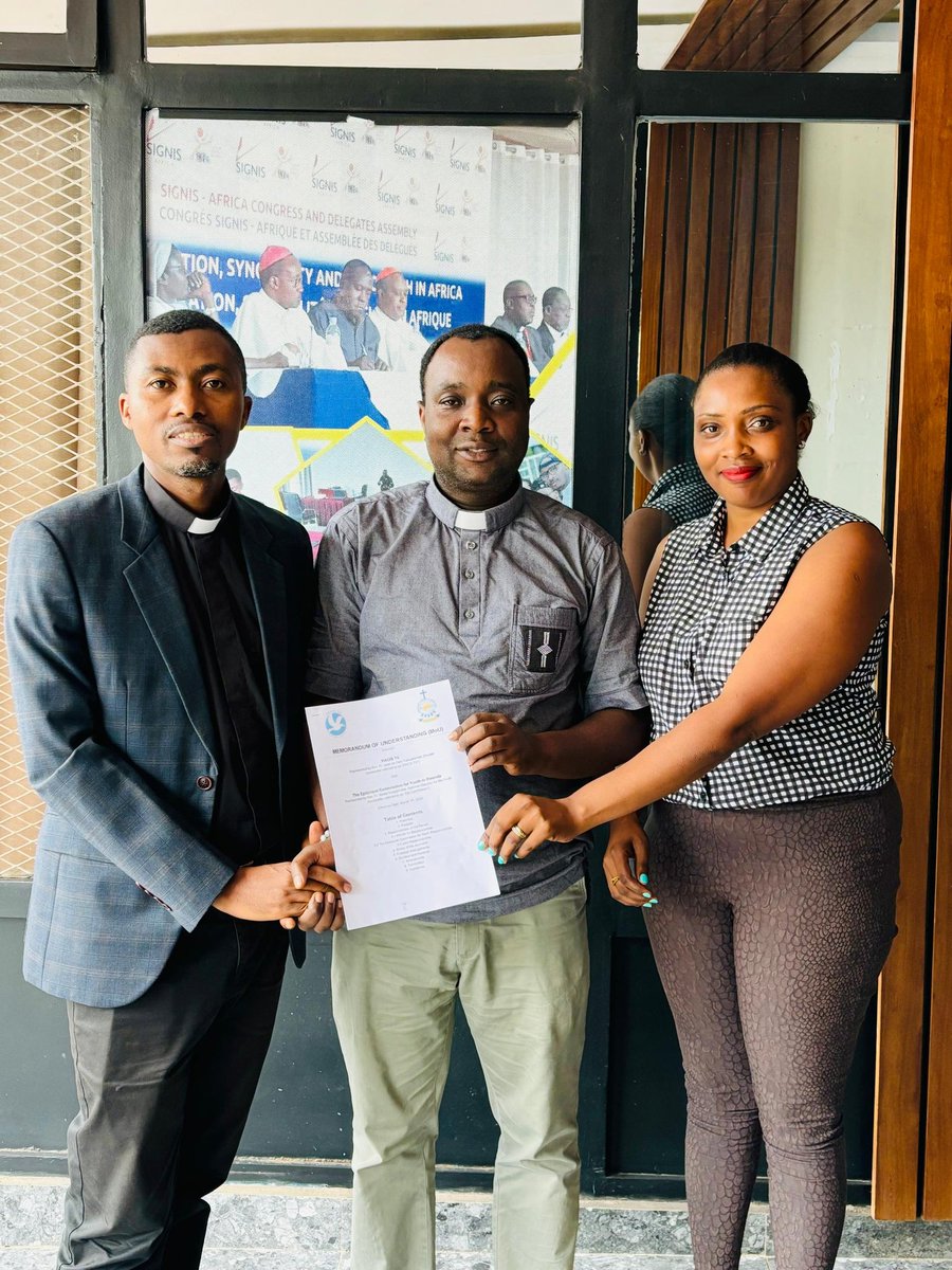 pacis_tv's tweet photo. None tariki ya 19 Gashyantare 2026 Komisiyo ishinzwe ikenurabushyo ry'urubyiruko mu inama y'Abepiskopi Gatolika mu Rwanda yasinyanye amasezerano y' imikoranire n'ubufatanye na #PacisTV mu iyogezabutumwa ryifashishije ikoranabuhanga  mu mashusho n'amajwi @CEPJRwanda @ArchKigali https://t.co/VPp8sXW9Fi