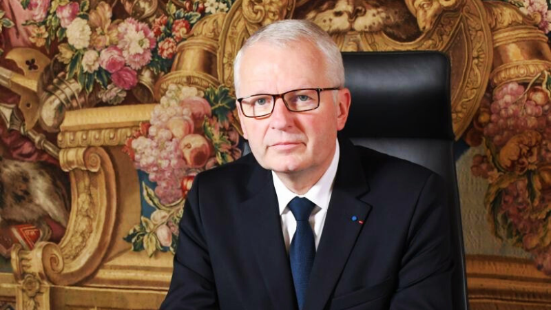 C'est vrai que c'est à cause de Rémy Heitz que les dossiers Epstein sont restés sous le tapis depuis 2019 ?
Et c'est vrai que, plus il étouffe les dossiers, plus il obtient des promotions ?
Mais alors, si tout ça est vrai, qui serait la personne à qui il obéirait servilement ?