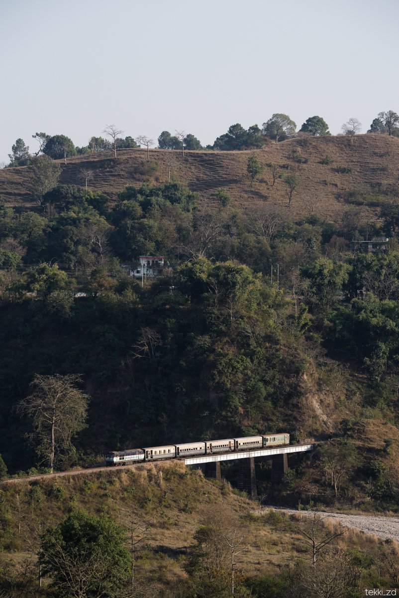 tekki_zd's tweet photo. Kangra Valley Railway
インド北部にある762mmの狭軌鉄道

立体感のある地形を走る小さな客車列車は、まさにアジアの山岳ナローといった光景だ。
撮影者は編成写真を撮った後、牛に頭突され空を飛び負傷した。 https://t.co/0FybNErDfX