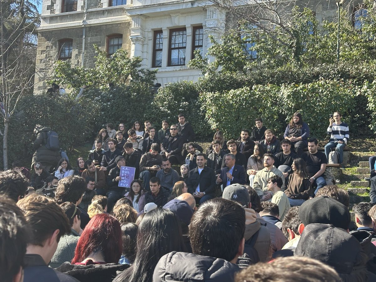Genel Başkanımız Özgür Özel, Boğaziçi Üniversitesi öğrencileriyle sohbet ediyor.