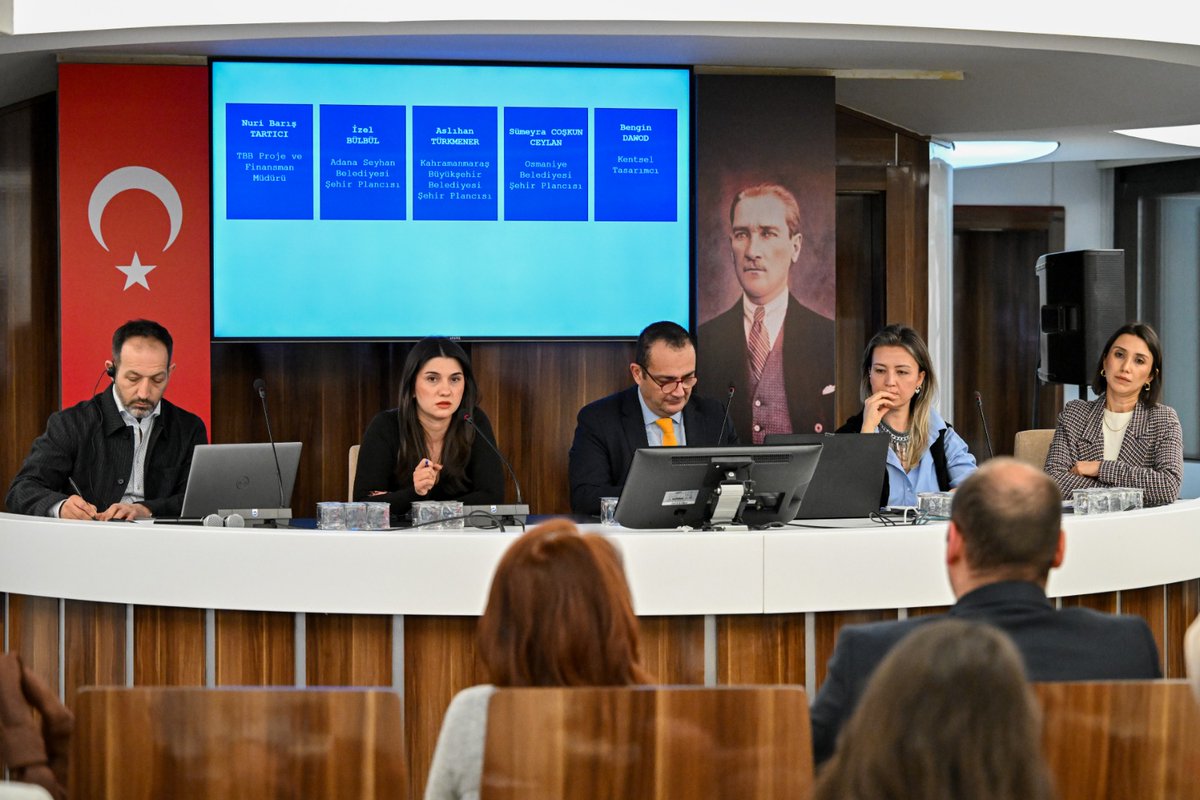 TBB's tweet photo. Türkiye Belediyeler Birliği (TBB) ve VNG International ortaklığında yürütülen #GovernUP Projesi kapsamında “Kentsel Planlamada Yönetişim Paneli” gerçekleştirildi.

Katılımcı, şeffaf ve hesap verebilir planlama anlayışının güçlendirilmesini amaçlayan proje; afet bölgesindeki belediyeler başta olmak üzere yerel yönetimlerin yönetişim kapasitesini destekliyor.

Panelde pilot belediyeler Seyhan, Kahramanmaraş ve Osmaniye’nin saha deneyimleri paylaşıldı. Çok paydaşlı yönetişim mekanizmalarının, dirençli ve sürdürülebilir şehirlerin inşasında belirleyici rol oynadığı vurgulandı.

#KentselPlanlama #Yönetişim #DirençliŞehirler #YerelYönetimler