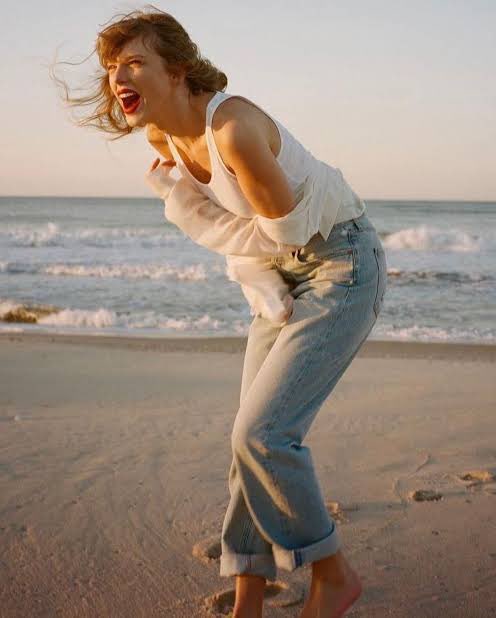 “Wildest Dreams (Taylor’s Version)” by <a href="/taylorswift13/">Taylor Swift</a> has officially surpassed 1 BILLION streams on Spotify.

It becomes her 25th song to hit this milestone — and both the original and Taylor’s Version have now crossed 1 billion streams each.