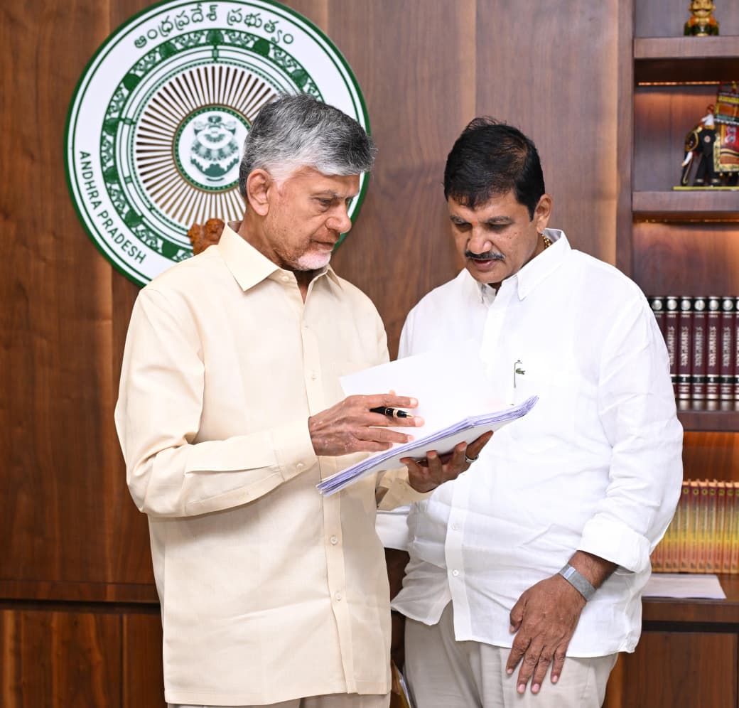 DhulipallaNk's tweet image. అసెంబ్లీ సమావేశాల విరామ సమయంలో గౌరవ ముఖ్యమంత్రి శ్రీ @ncbn గారిని కలసి నియోజకవర్గ పరిధిలోని పలు అభివృద్ధి అంశాలు, పరిష్కరించాల్సిన సమస్యల మీద విజ్ఞప్తులు అందించి చర్చించడం జరిగింది.
#APAssembly #Representation
#AndhraPradeshCM
#Ponnur