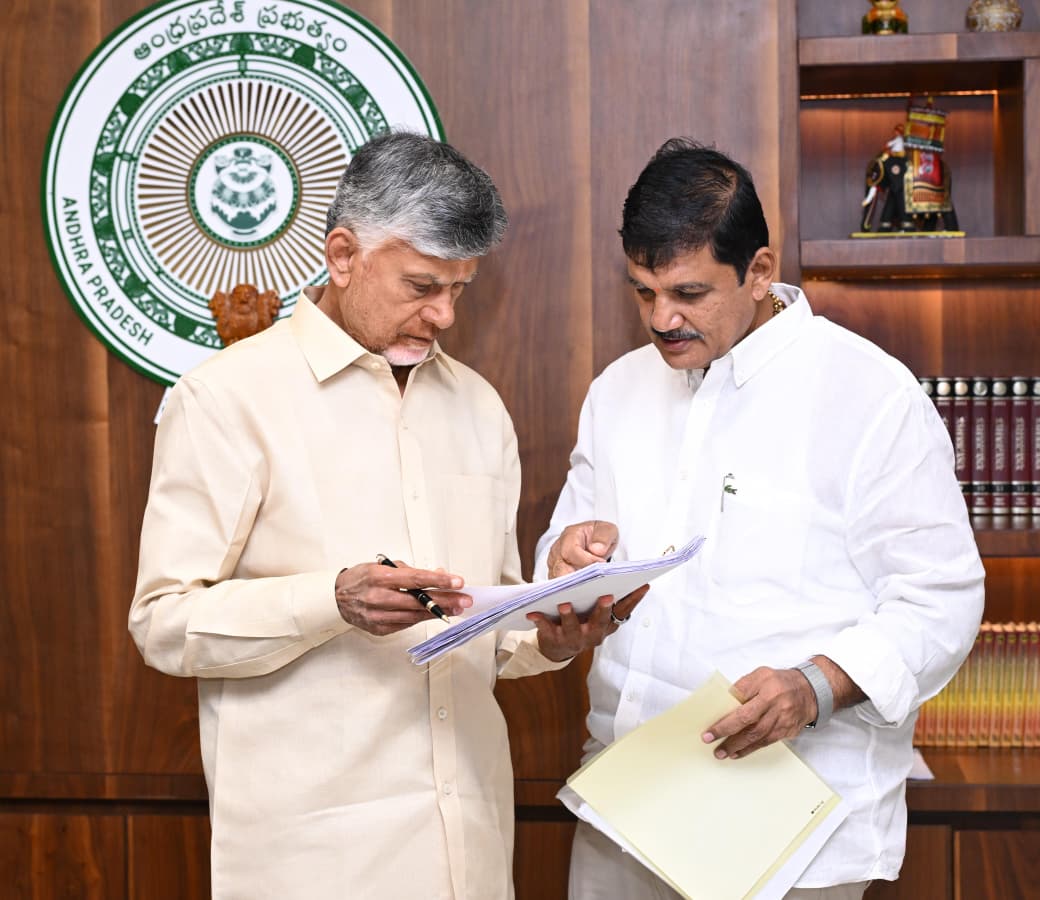 DhulipallaNk's tweet image. అసెంబ్లీ సమావేశాల విరామ సమయంలో గౌరవ ముఖ్యమంత్రి శ్రీ @ncbn గారిని కలసి నియోజకవర్గ పరిధిలోని పలు అభివృద్ధి అంశాలు, పరిష్కరించాల్సిన సమస్యల మీద విజ్ఞప్తులు అందించి చర్చించడం జరిగింది.
#APAssembly #Representation
#AndhraPradeshCM
#Ponnur