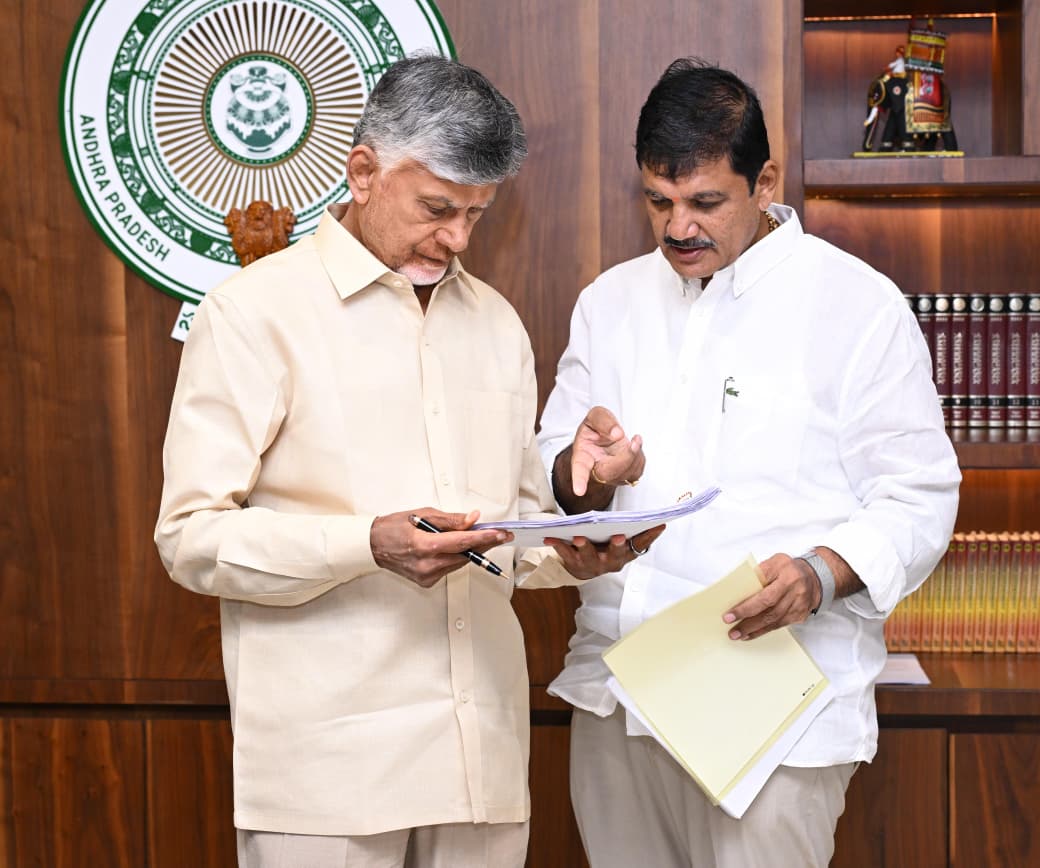 DhulipallaNk's tweet image. అసెంబ్లీ సమావేశాల విరామ సమయంలో గౌరవ ముఖ్యమంత్రి శ్రీ @ncbn గారిని కలసి నియోజకవర్గ పరిధిలోని పలు అభివృద్ధి అంశాలు, పరిష్కరించాల్సిన సమస్యల మీద విజ్ఞప్తులు అందించి చర్చించడం జరిగింది.
#APAssembly #Representation
#AndhraPradeshCM
#Ponnur